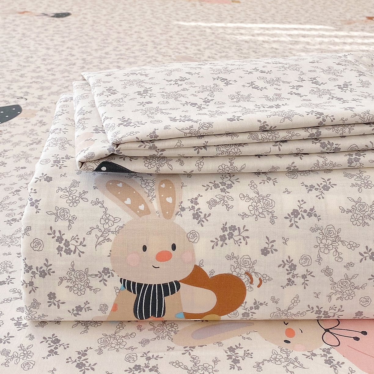 91家纺网 家纺一手货源 找家纺 金丝兔 2026新款纯棉印花单品床笠系列 吉吉兔