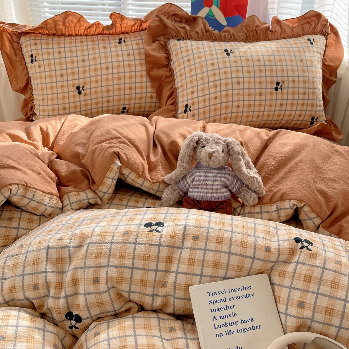 91家纺网 家纺一手货源 找家纺 韩都家居 2026新款云感双层纱床盖四件套 焦糖樱桃