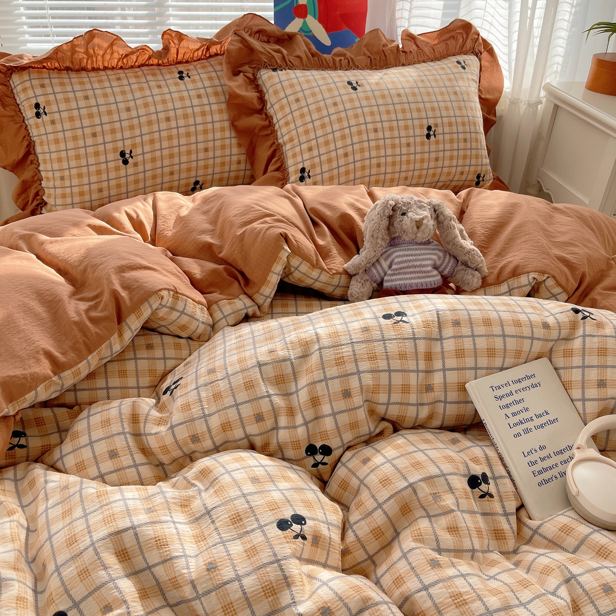 91家纺网 家纺一手货源 找家纺 韩都家居 2026新款云感双层纱床盖四件套 焦糖樱桃