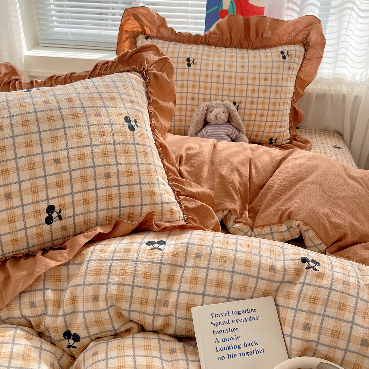 91家纺网 家纺一手货源 找家纺 韩都家居 2026新款云感双层纱床盖四件套 焦糖樱桃