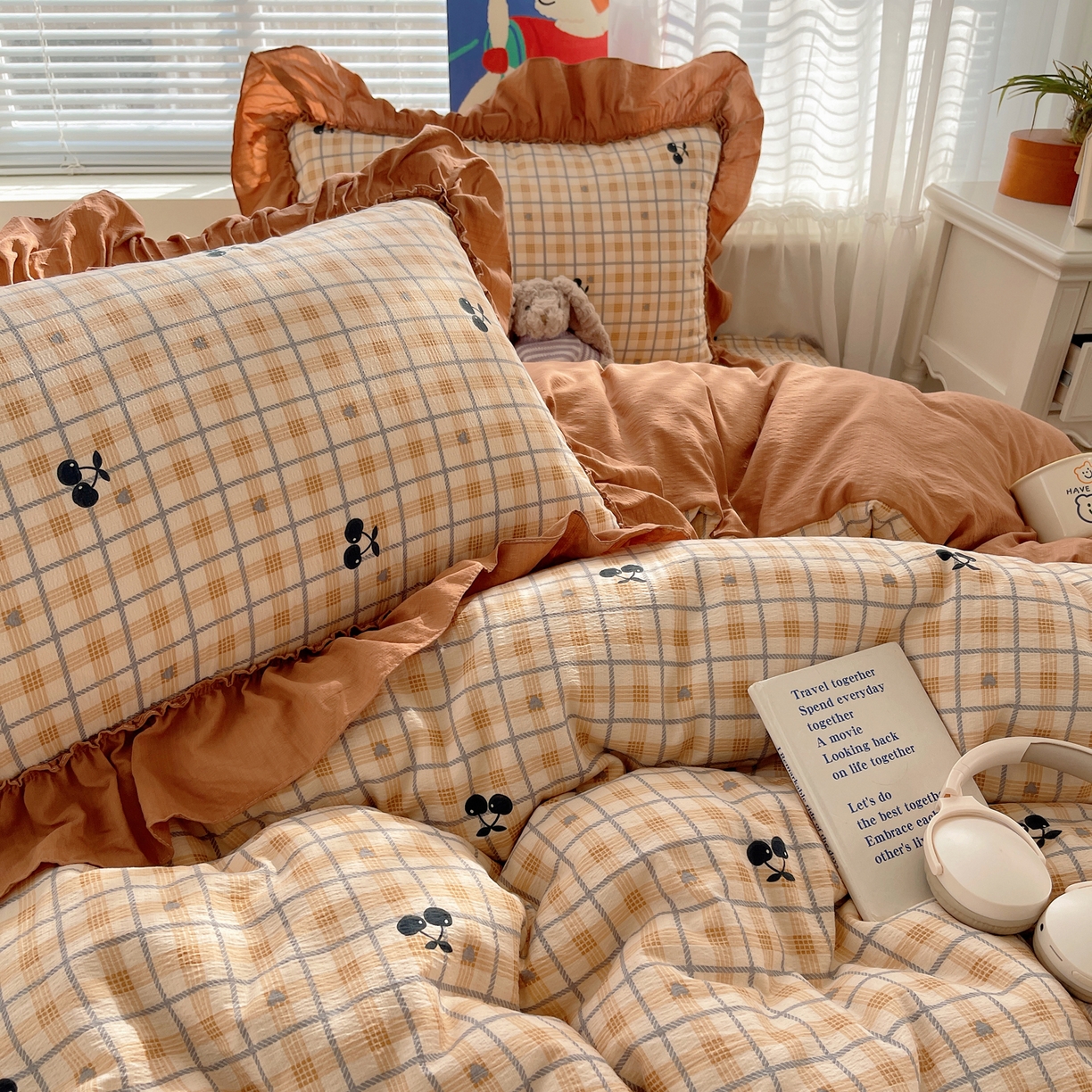 91家纺网 家纺一手货源 找家纺 韩都家居 2026新款云感双层纱床盖四件套 焦糖樱桃