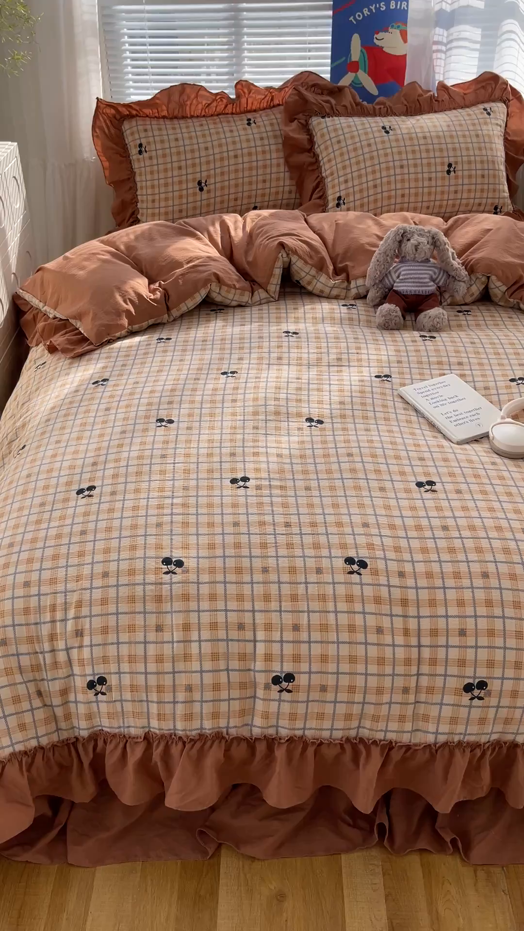 91家纺网 家纺一手货源 找家纺 韩都家居 2026新款云感双层纱床盖四件套 焦糖樱桃