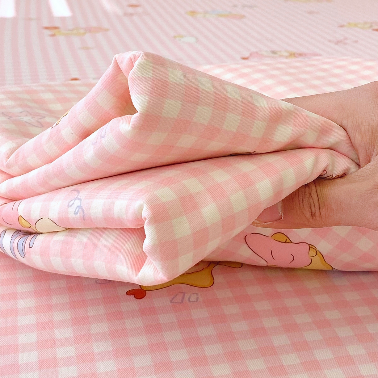 91家纺网 家纺一手货源 找家纺 金丝兔 2026新款纯棉印花单品床笠系列 甜梦精灵-粉