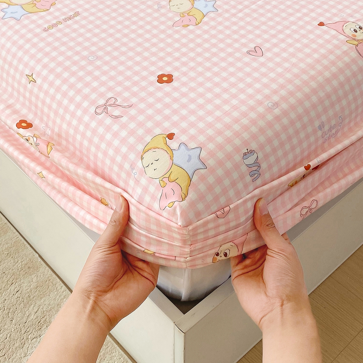 91家纺网 家纺一手货源 找家纺 金丝兔 2026新款纯棉印花单品床笠系列 甜梦精灵-粉