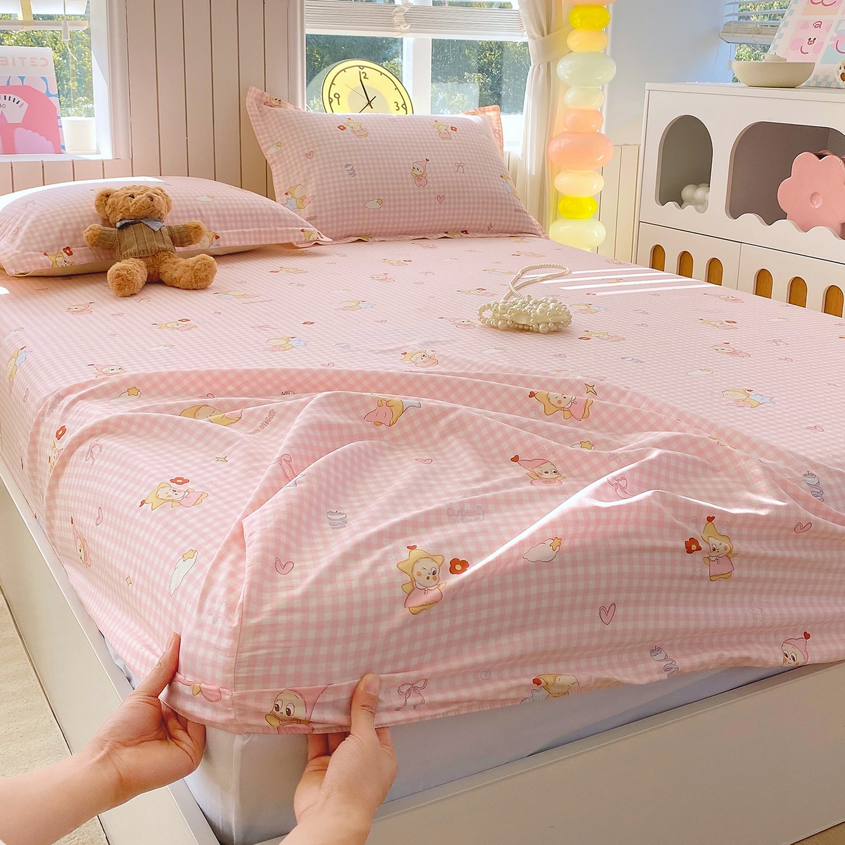 91家纺网 家纺一手货源 找家纺 金丝兔 2026新款纯棉印花单品床笠系列 甜梦精灵-粉