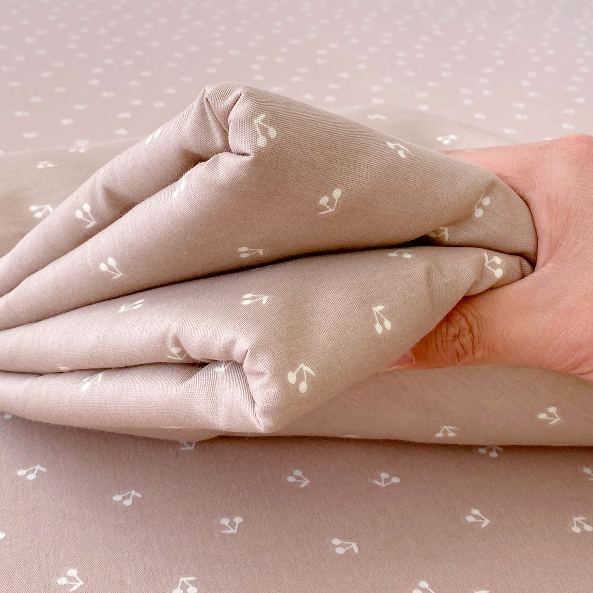 91家纺网 家纺一手货源 找家纺 金丝兔 2026新款纯棉印花单品床笠系列 樱桃-粉