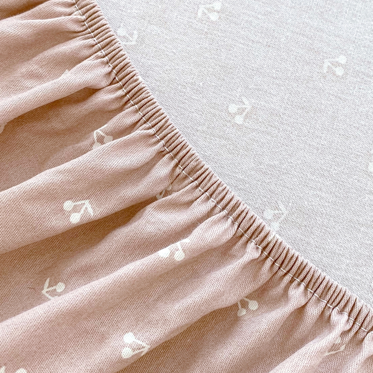 91家纺网 家纺一手货源 找家纺 金丝兔 2026新款纯棉印花单品床笠系列 樱桃-粉