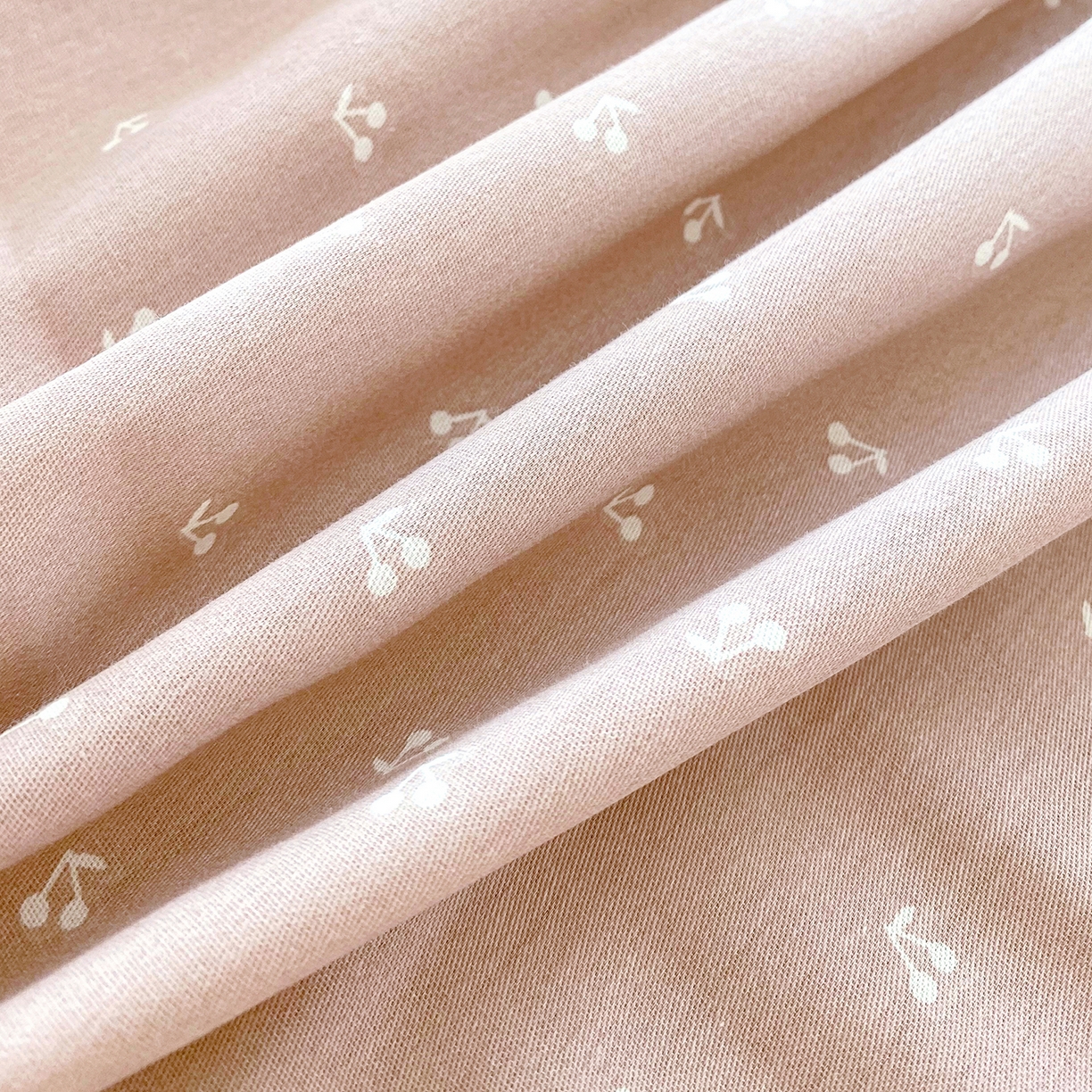 91家纺网 家纺一手货源 找家纺 金丝兔 2026新款纯棉印花单品床笠系列 樱桃-粉