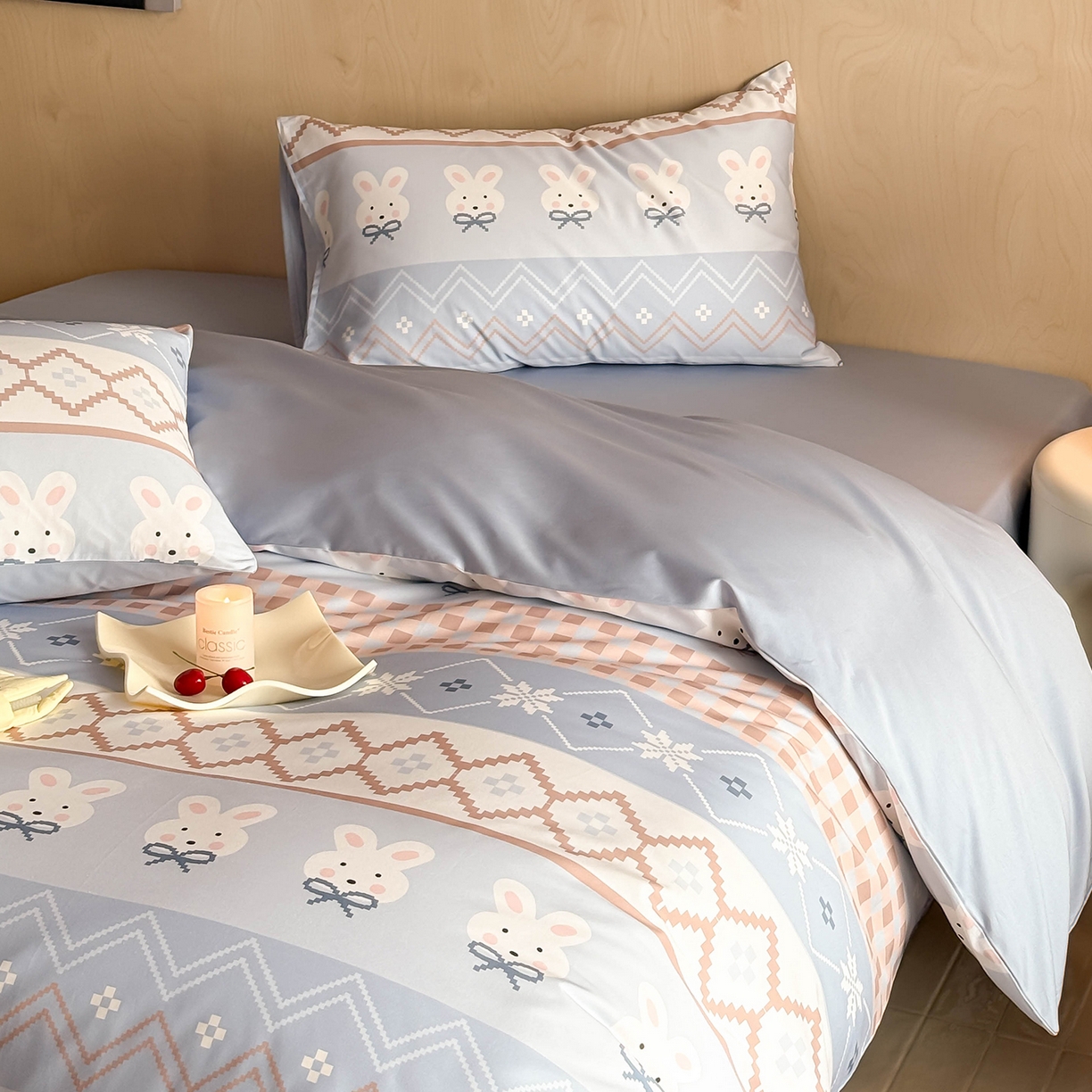 91家纺网 家纺一手货源 找家纺 卧趣家纺 2026新款纯棉四件套高级100Pro全棉贡缎卡通四件套 花仙兔