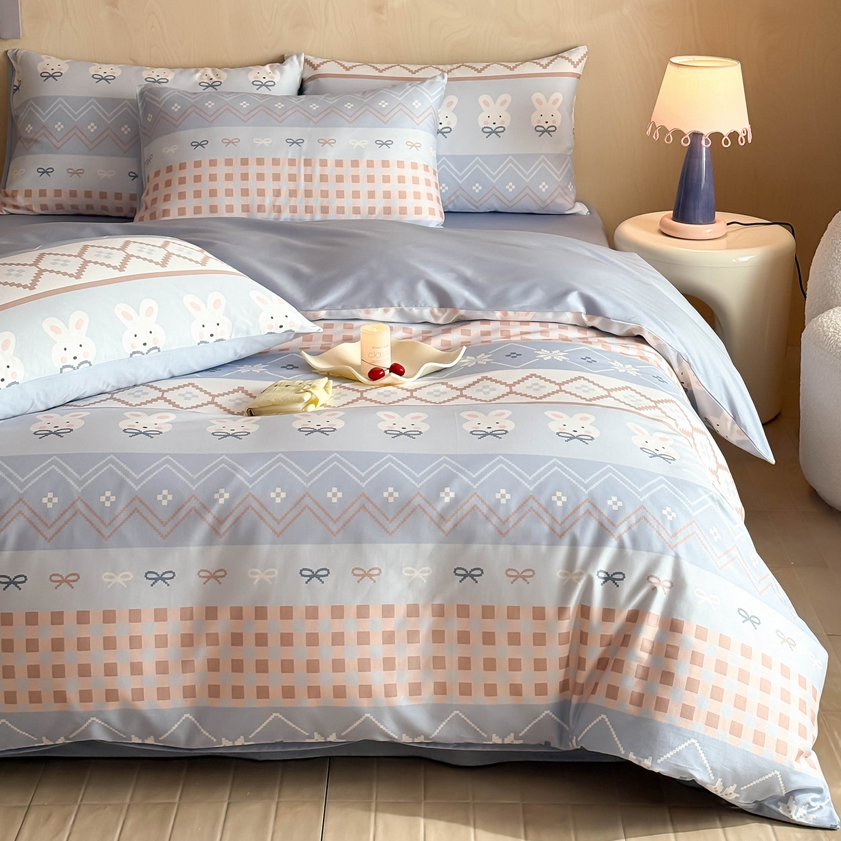 91家纺网 家纺一手货源 找家纺 卧趣家纺 2026新款纯棉四件套高级100Pro全棉贡缎卡通四件套 花仙兔