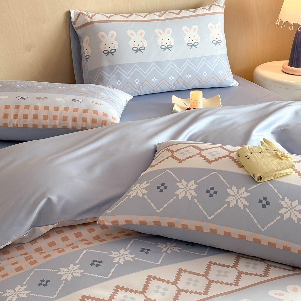 91家纺网 家纺一手货源 找家纺 卧趣家纺 2026新款纯棉四件套高级100Pro全棉贡缎卡通四件套 花仙兔