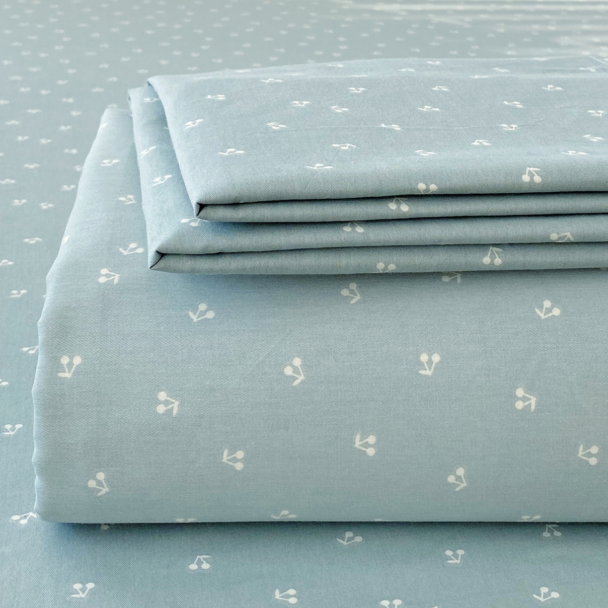 91家纺网 家纺一手货源 找家纺 金丝兔 2026新款纯棉印花单品床笠系列 樱桃-蓝