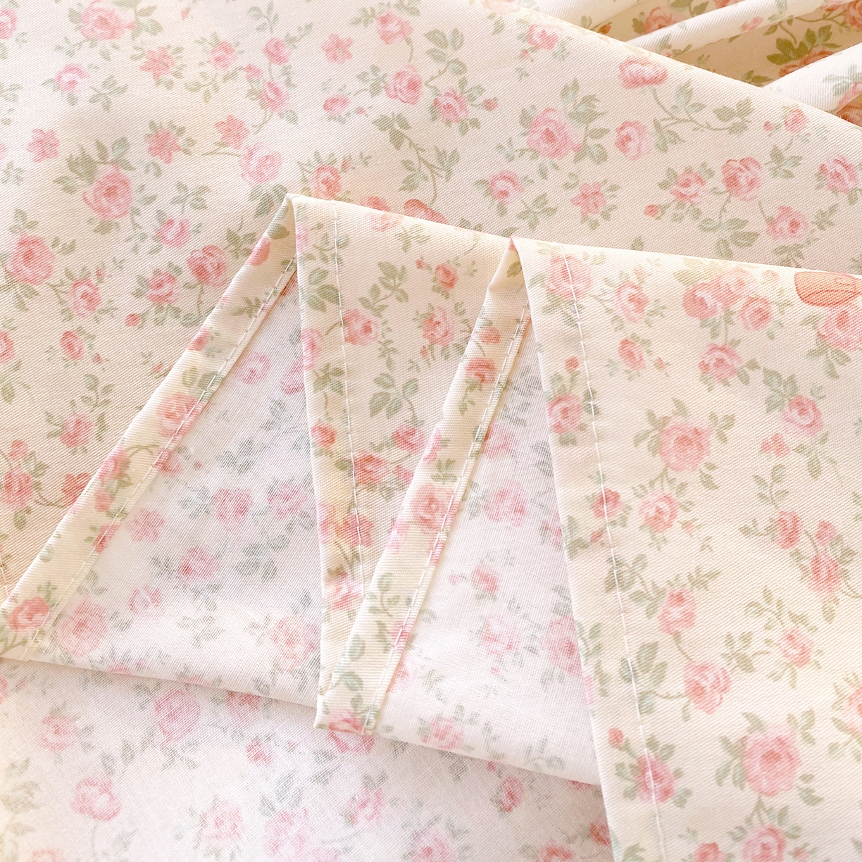 91家纺网 家纺一手货源 找家纺 金丝兔 2026新款纯棉印花单品床单系列 粉蕊蝶