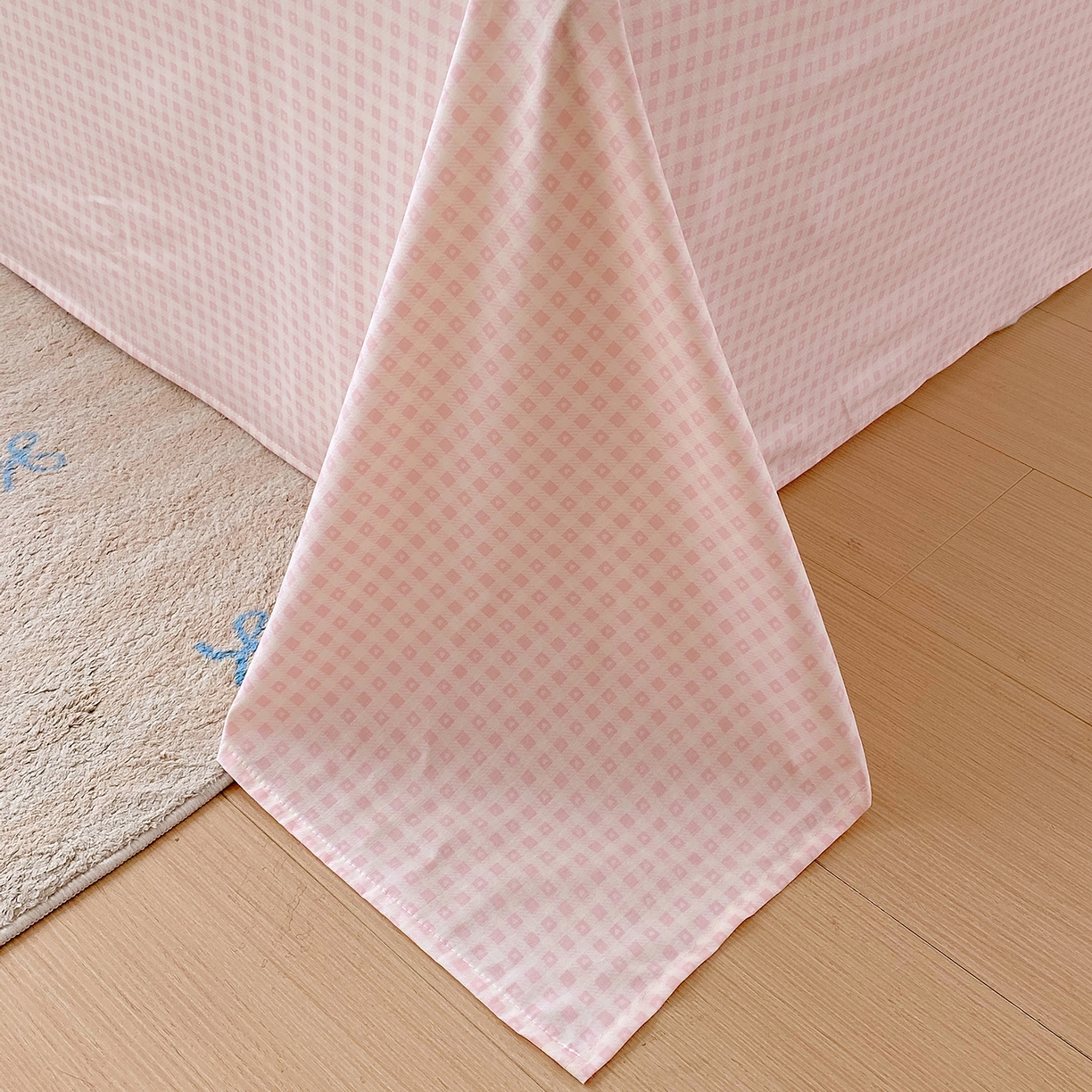 91家纺网 家纺一手货源 找家纺 金丝兔 2026新款纯棉印花单品床单系列 粉小格