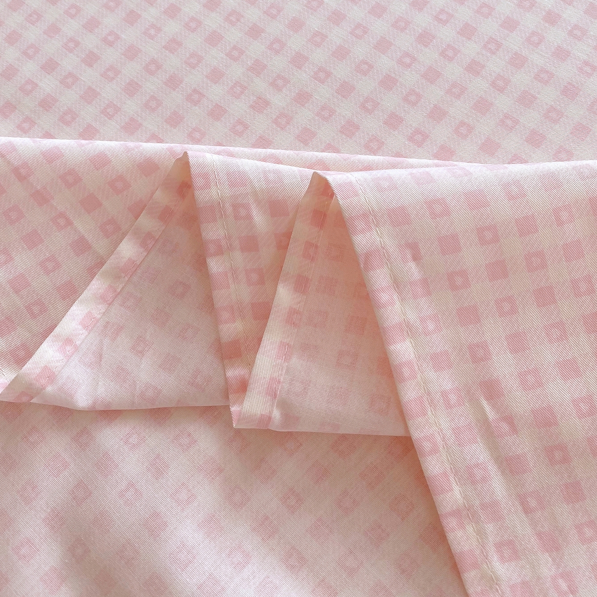 91家纺网 家纺一手货源 找家纺 金丝兔 2026新款纯棉印花单品床单系列 粉小格