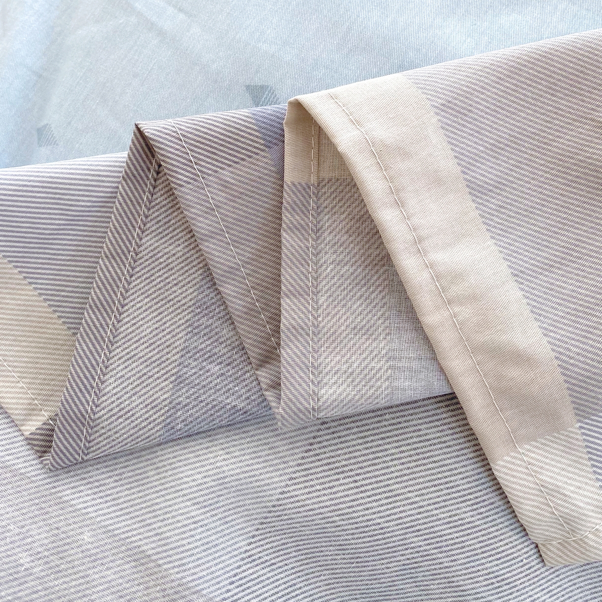 91家纺网 家纺一手货源 找家纺 金丝兔 2026新款纯棉印花单品床单系列 格韵-灰