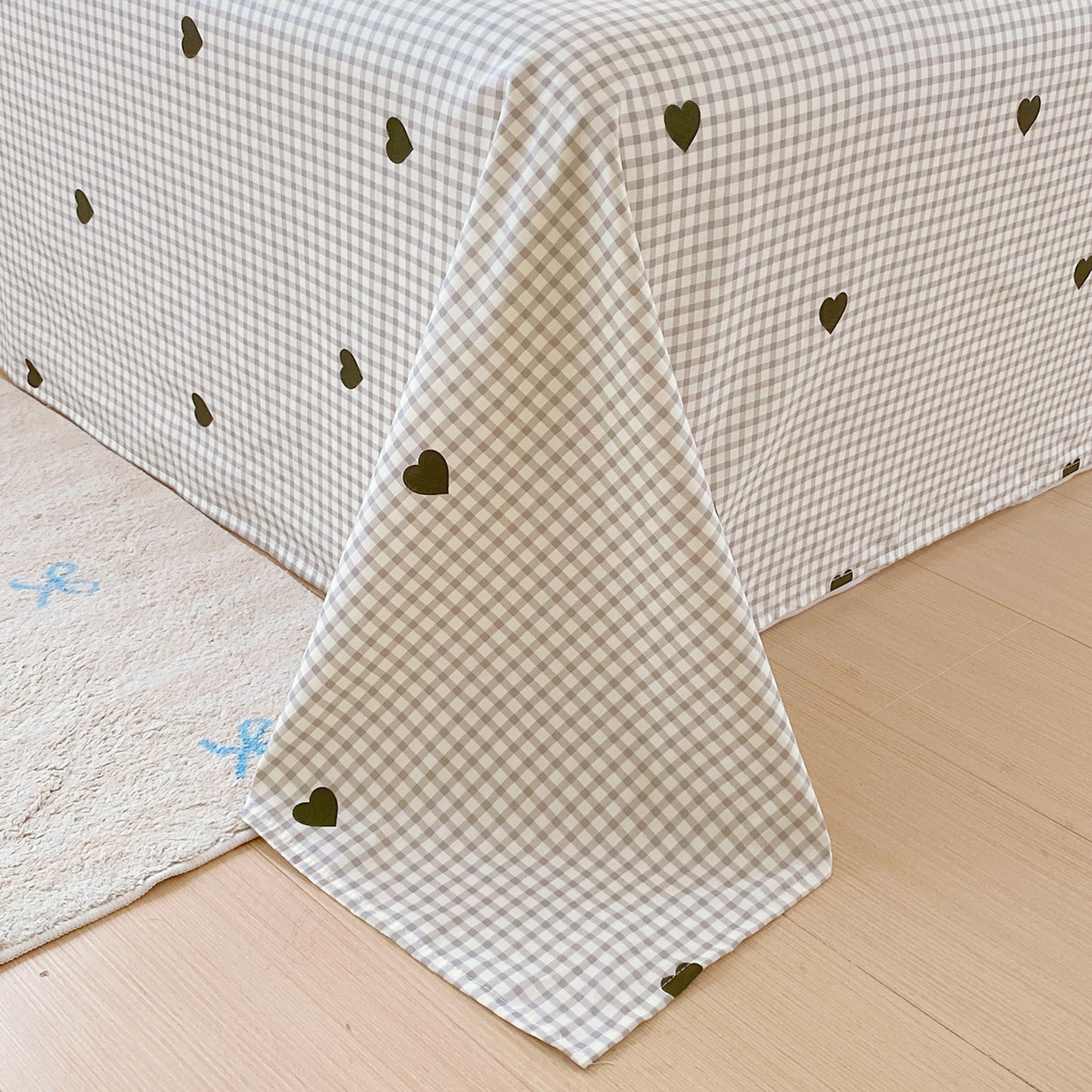 91家纺网 家纺一手货源 找家纺 金丝兔 2026新款纯棉印花单品床单系列 格子爱心