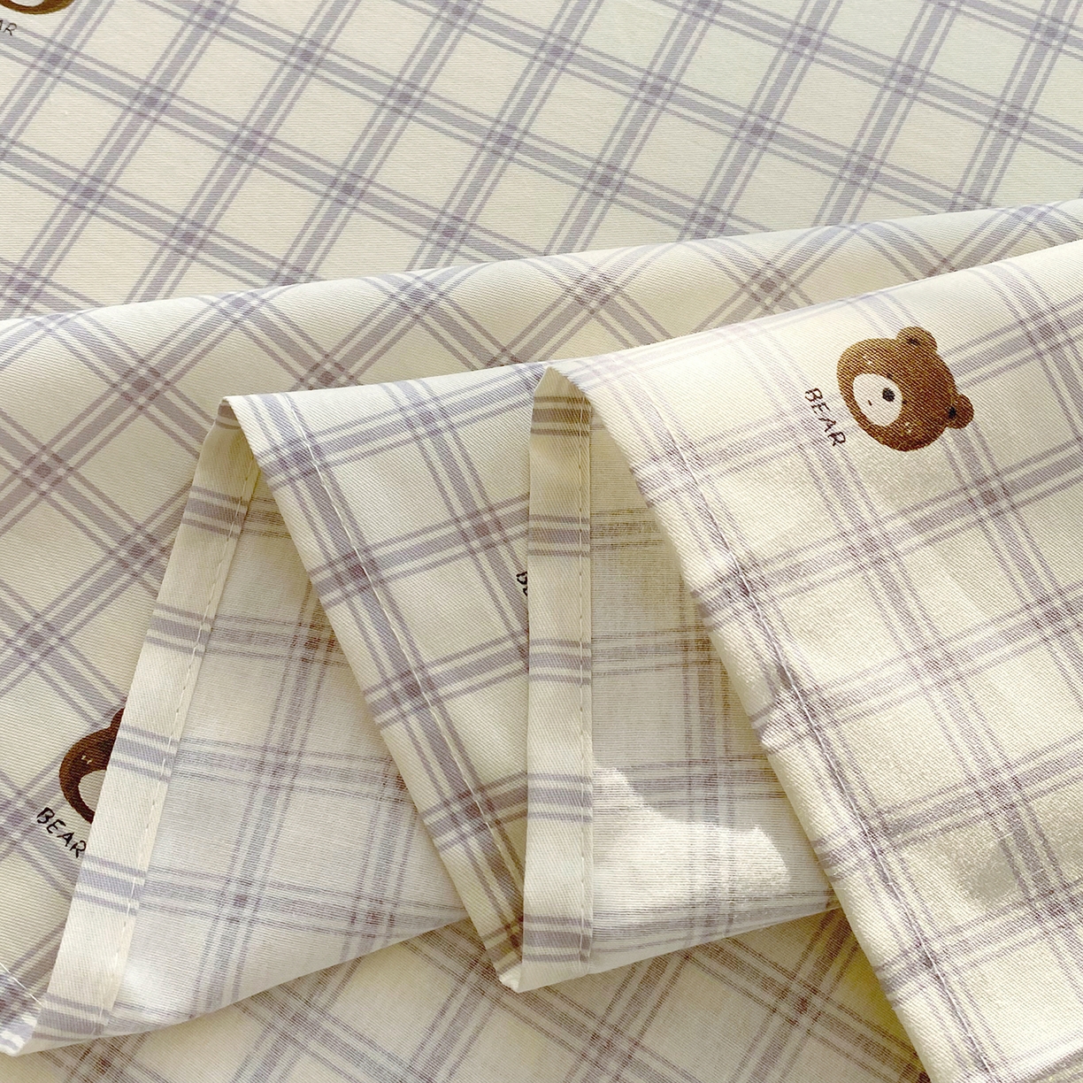 91家纺网 家纺一手货源 找家纺 金丝兔 2026新款纯棉印花单品床单系列 格子熊