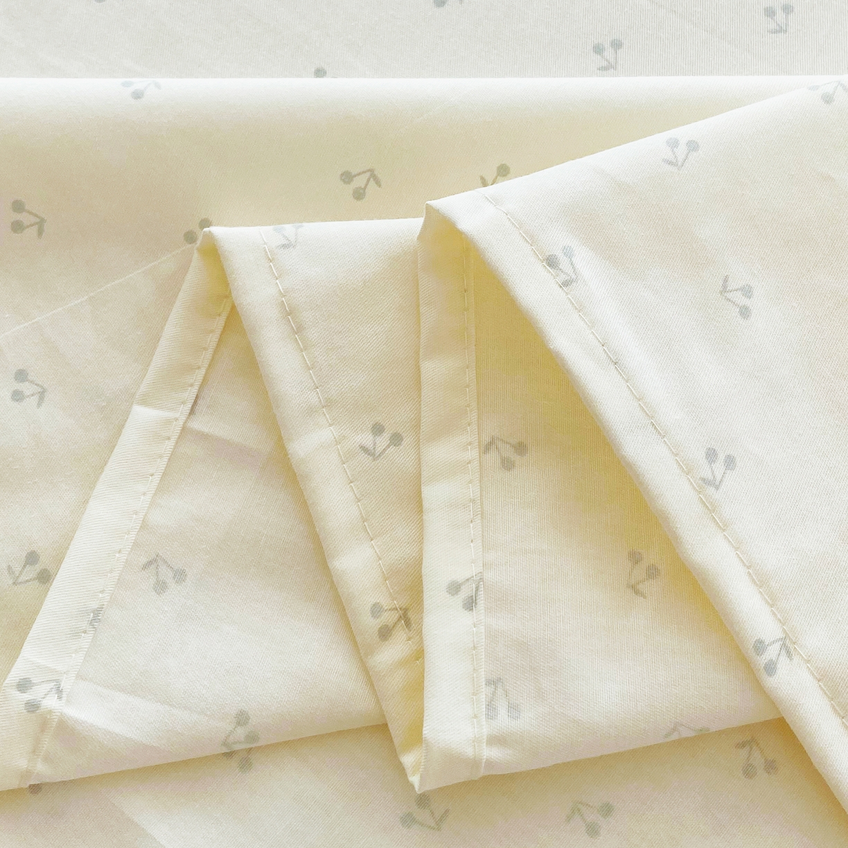 91家纺网 家纺一手货源 找家纺 金丝兔 2026新款纯棉印花单品床单系列 奶蓝樱桃