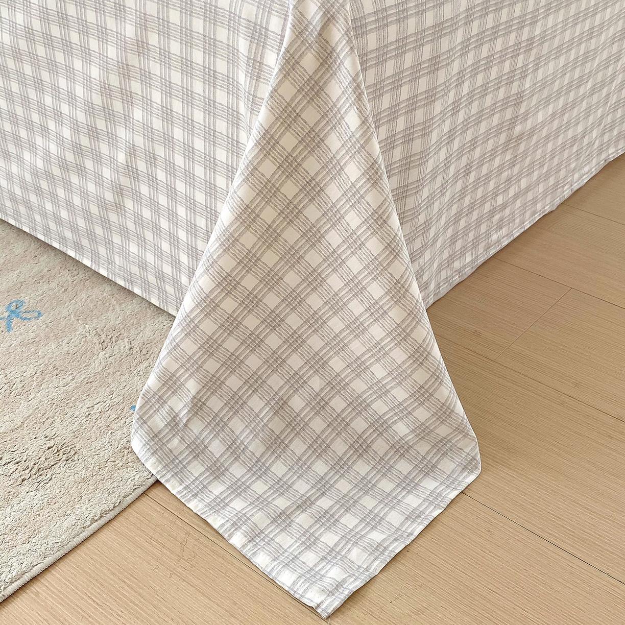 91家纺网 家纺一手货源 找家纺 金丝兔 2026新款纯棉印花单品床单系列 时尚灰格