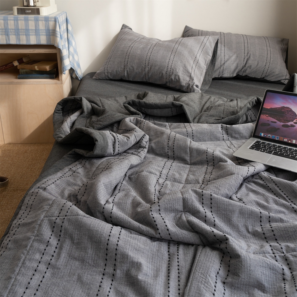 91家纺网 家纺一手货源 找家纺 被窝家纺 2026新款米粒提花全棉水洗棉新疆棉花夏被夏凉被空调被四件套 米粒-炭灰