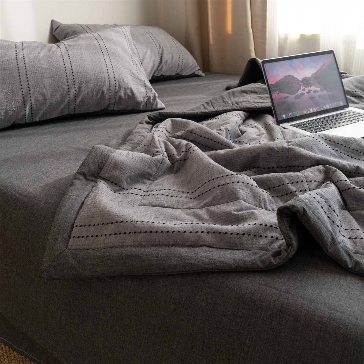 91家纺网 家纺一手货源 找家纺 被窝家纺 2026新款米粒提花全棉水洗棉新疆棉花夏被夏凉被空调被四件套 米粒-炭灰