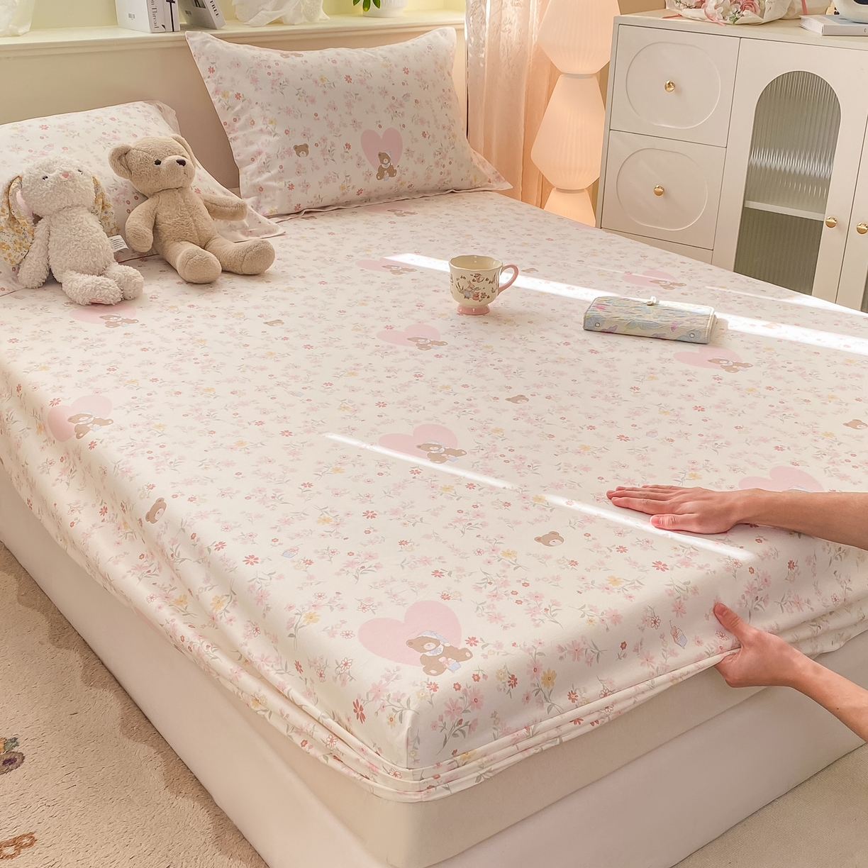 91家纺网 家纺一手货源 找家纺 花梦欣 2026新款全棉印花单品系列-单床笠 旧书折痕粉