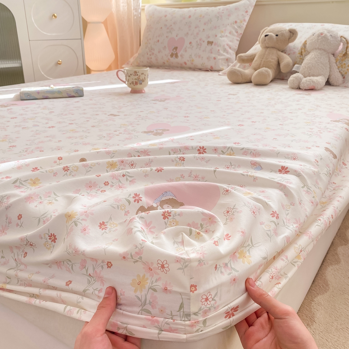 91家纺网 家纺一手货源 找家纺 花梦欣 2026新款全棉印花单品系列-单床笠 旧书折痕粉