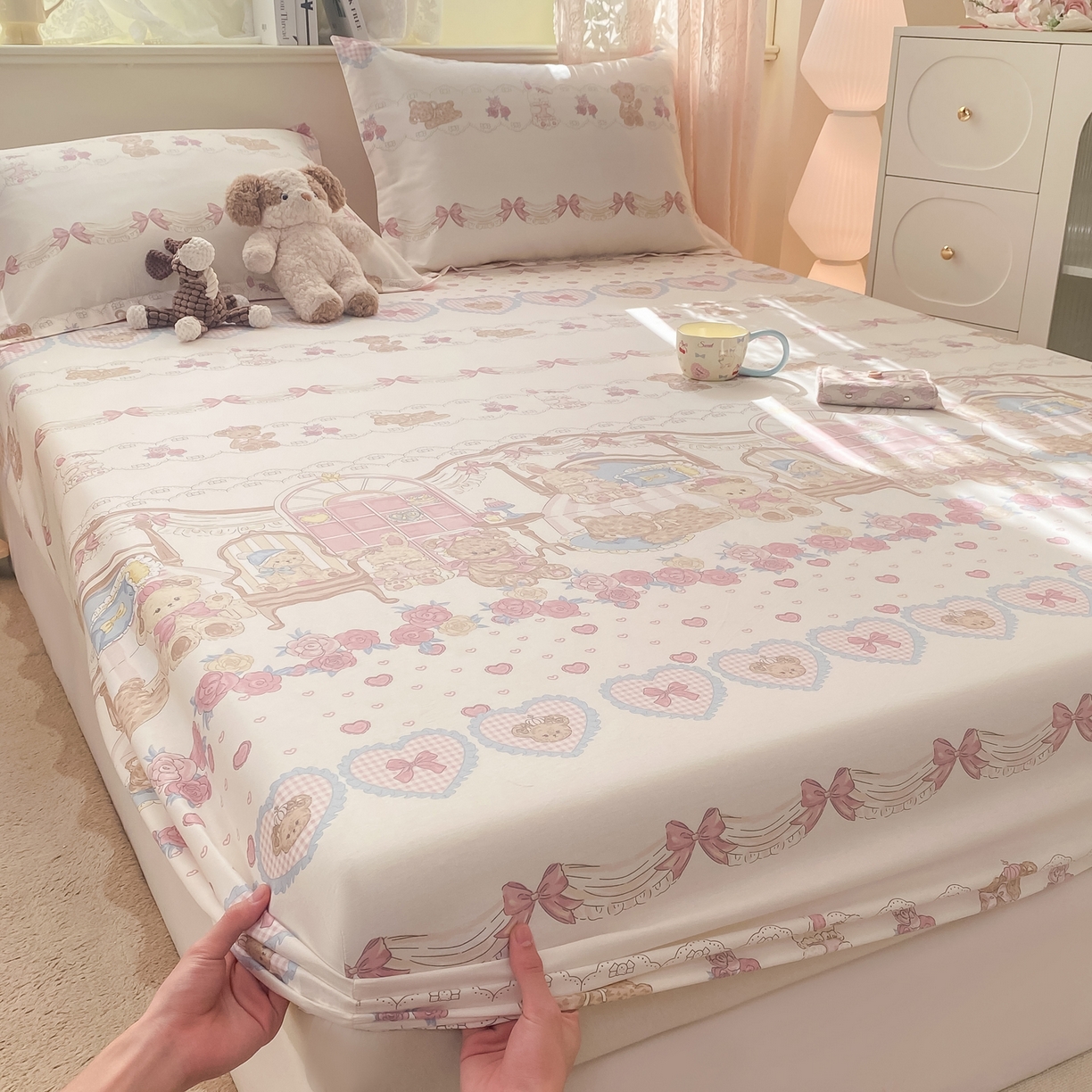 91家纺网 家纺一手货源 找家纺 花梦欣 2026新款全棉印花单品系列-单床笠 小熊安缦