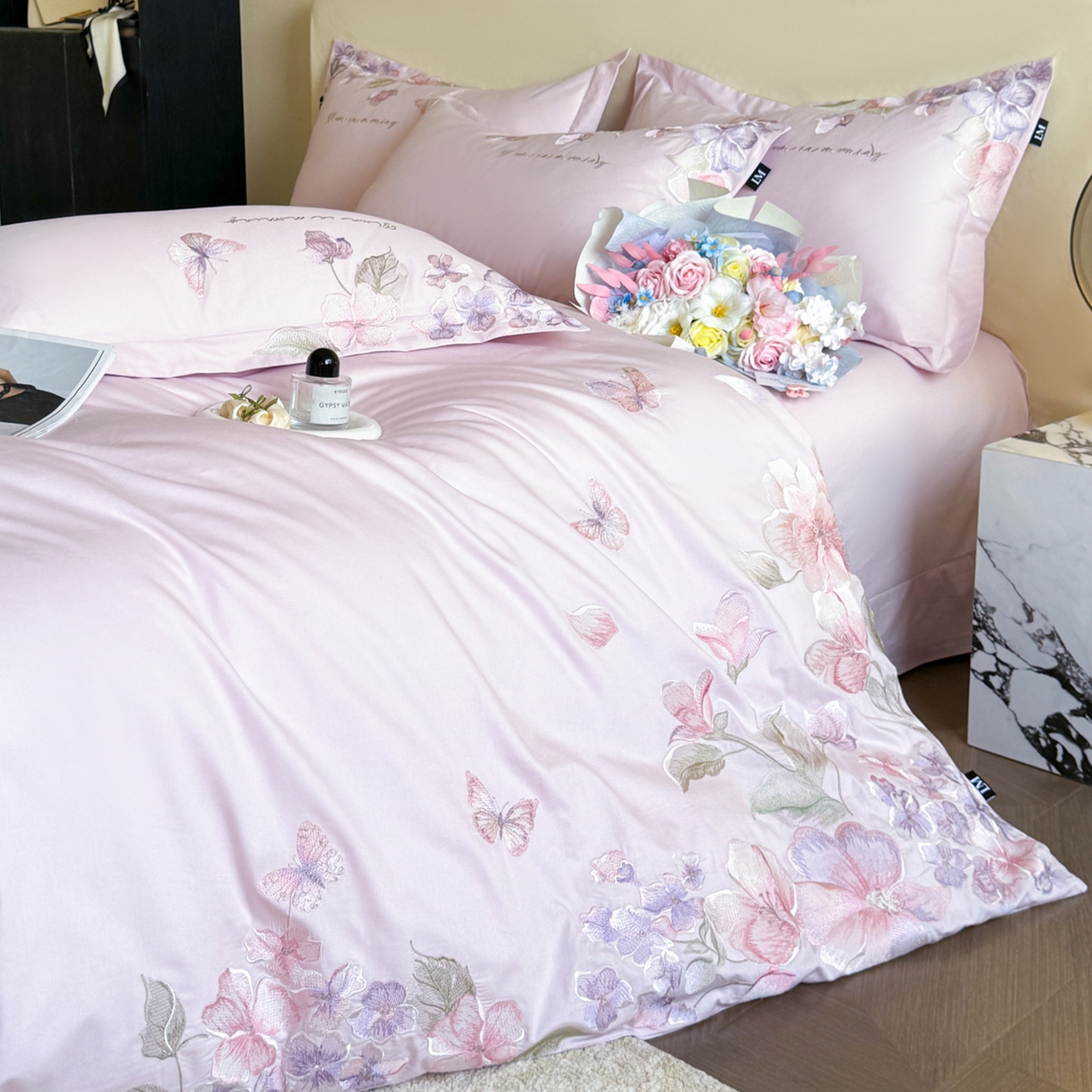 91家纺网 家纺一手货源 找家纺 乐美家纺 2026新款春夏新品全棉刺绣悦璟系列四件套 悦璟（微微粉）