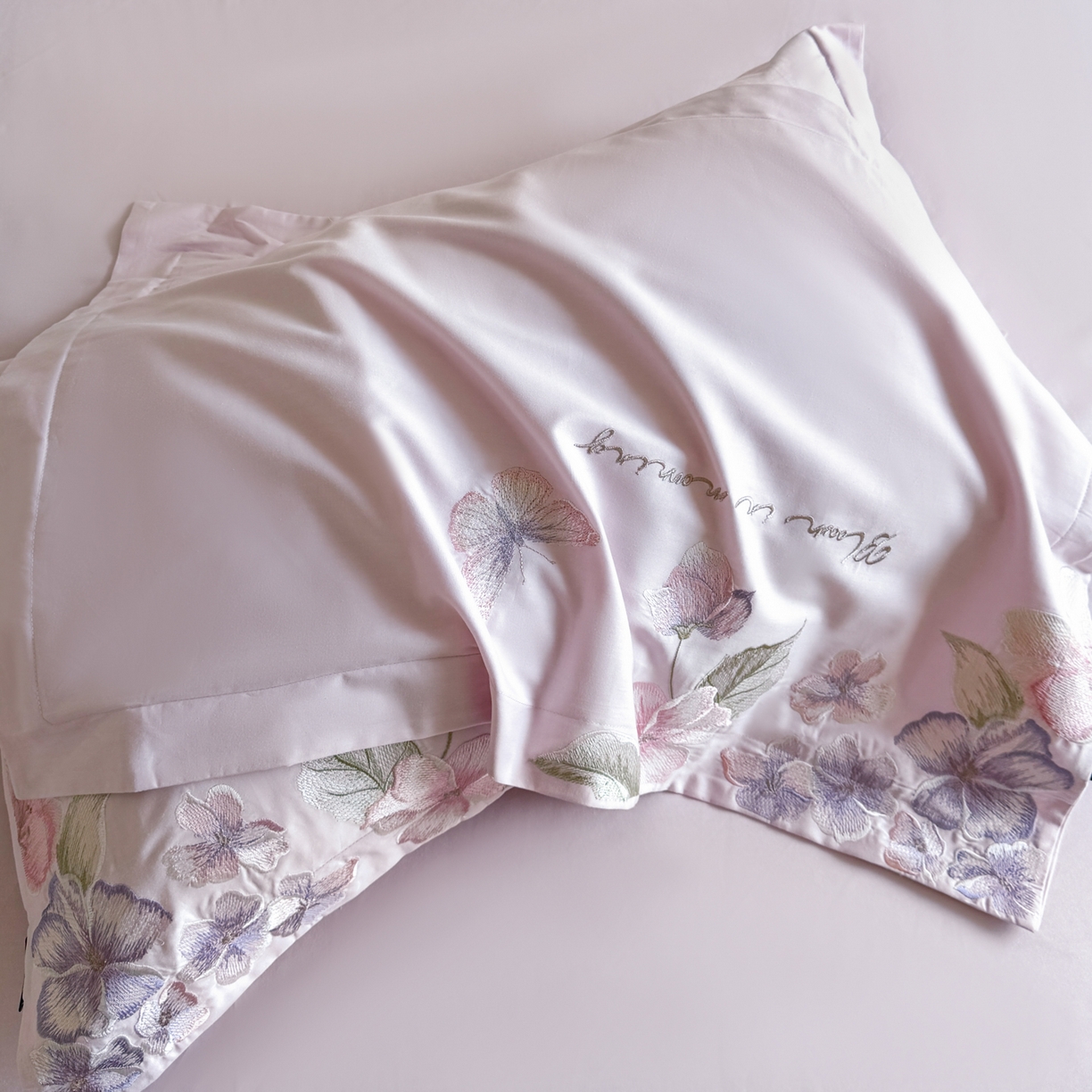 91家纺网 家纺一手货源 找家纺 乐美家纺 2026新款春夏新品全棉刺绣悦璟系列四件套 悦璟（微微粉）