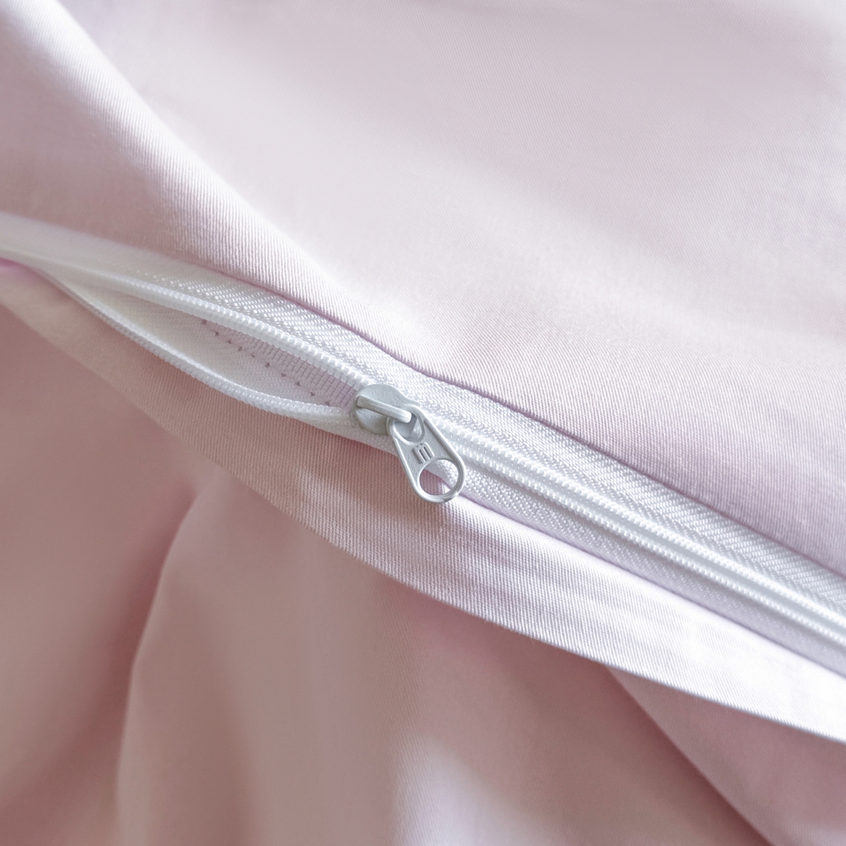 91家纺网 家纺一手货源 找家纺 乐美家纺 2026新款春夏新品全棉刺绣悦璟系列四件套 悦璟（微微粉）