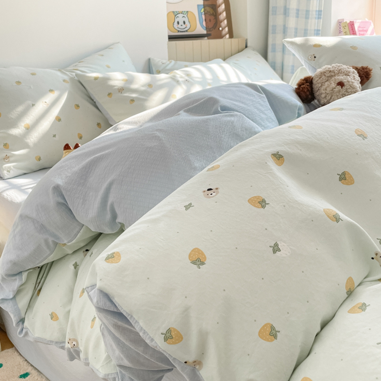 91家纺网 家纺一手货源 找家纺 云玲时尚 2026新款古法水洗仿棉云感纱四件套 芝士莓莓熊