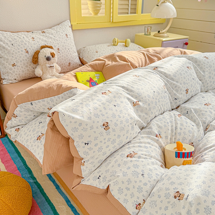 91家纺网 家纺一手货源 找家纺 云玲时尚 2026新款云感双层纱印花四件套 花花腊肠狗