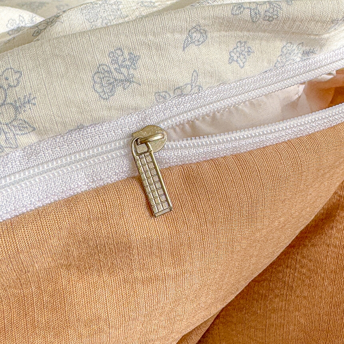 91家纺网 家纺一手货源 找家纺 云玲时尚 2026新款云感双层纱印花四件套 花花腊肠狗