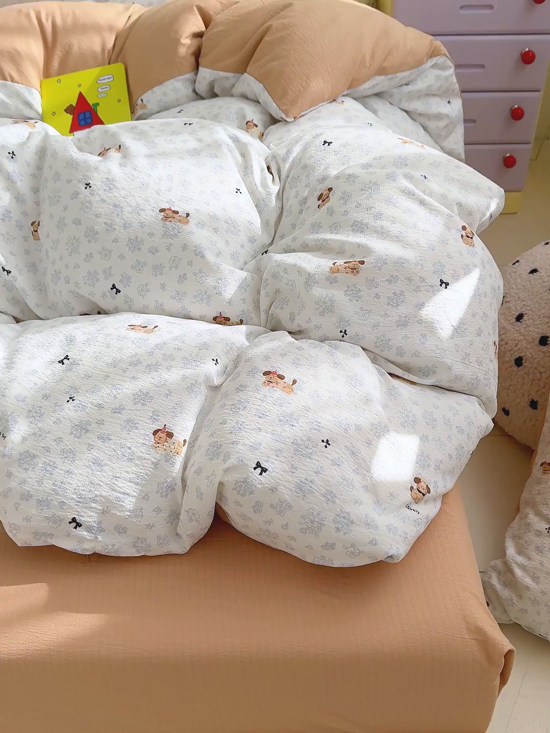 91家纺网 家纺一手货源 找家纺 云玲时尚 2026新款云感双层纱印花四件套 花花腊肠狗