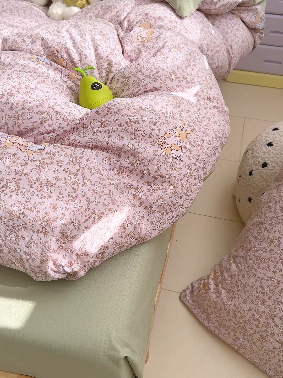 91家纺网 家纺一手货源 找家纺 云玲时尚 2026新款云感双层纱印花四件套 花与兔