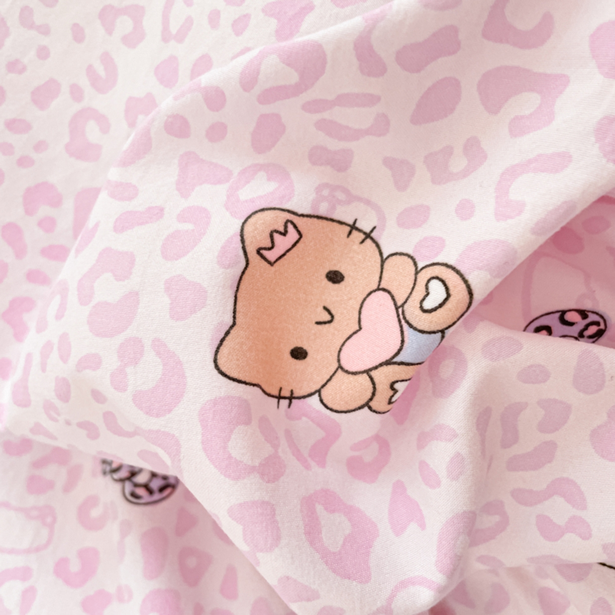 91家纺网 家纺一手货源 找家纺 云玲时尚 2026新款古法水洗仿棉云感纱四件套 俏皮豹纹-kt-粉