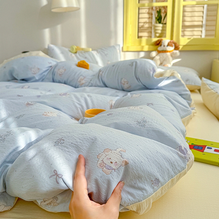 91家纺网 家纺一手货源 找家纺 云玲时尚 2026新款云感双层纱印花四件套 蓝蓝小奶狗