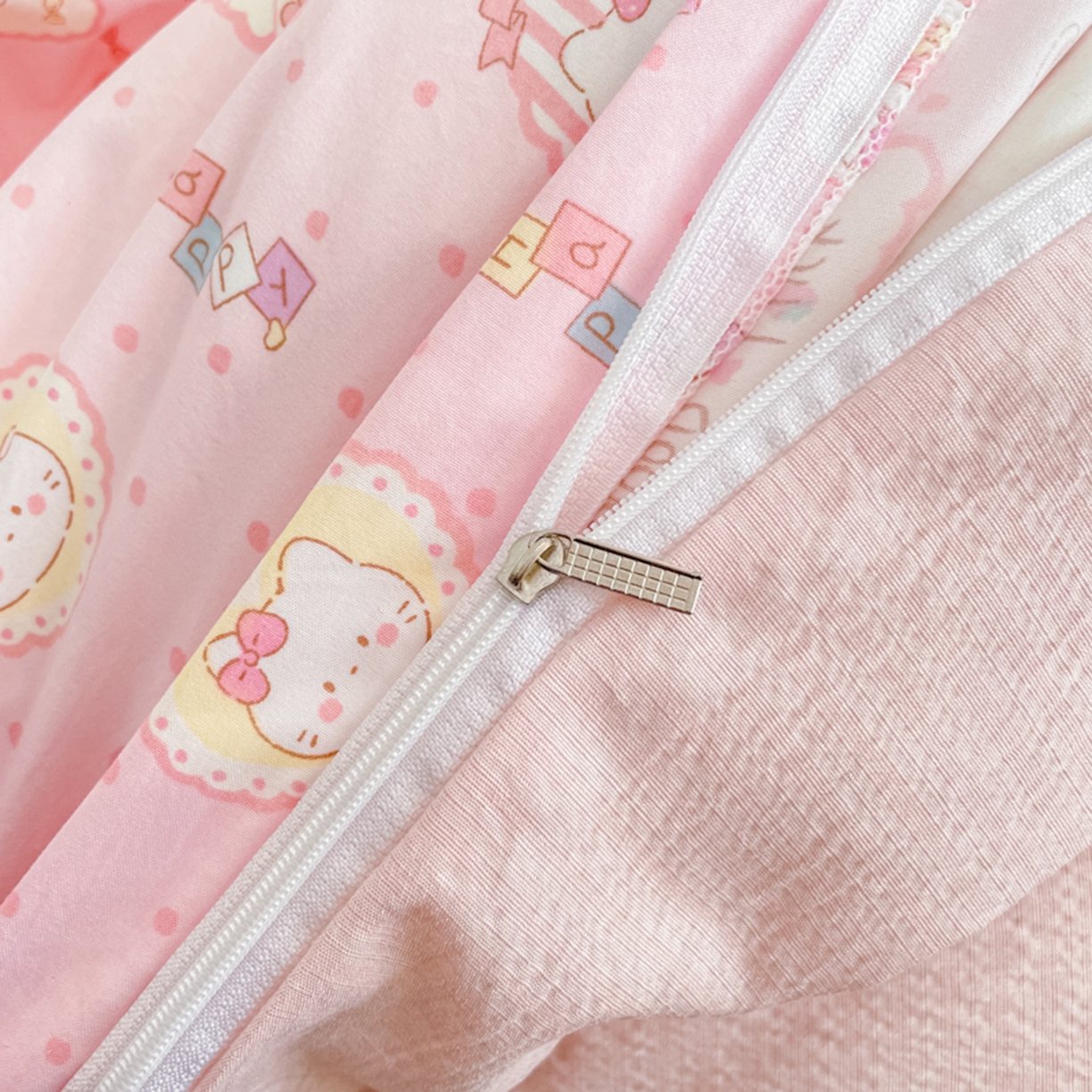 91家纺网 家纺一手货源 找家纺 云玲时尚 2026新款古法水洗仿棉云感纱四件套 甜品小猫