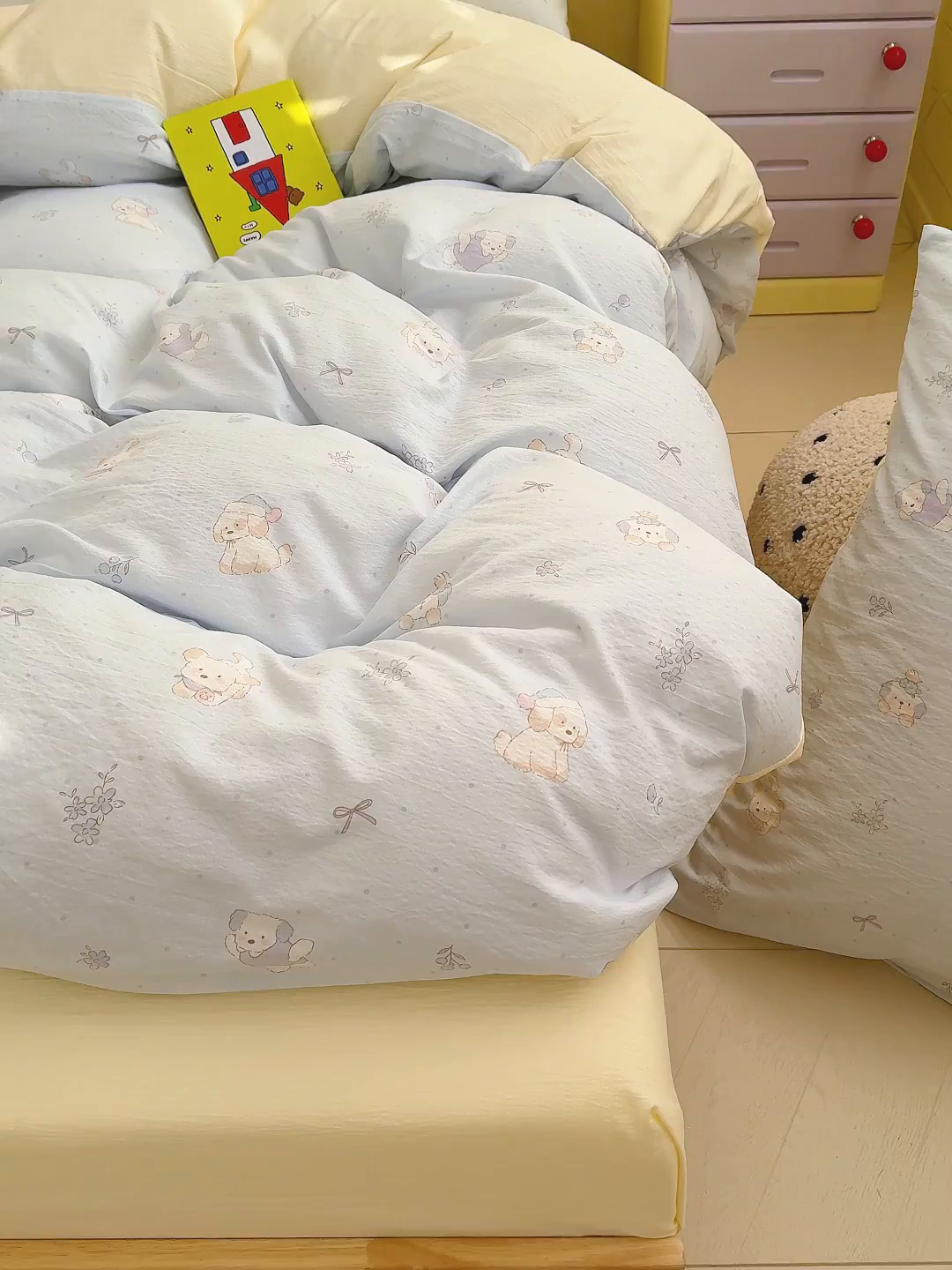 91家纺网 家纺一手货源 找家纺 云玲时尚 2026新款云感双层纱印花四件套 蓝蓝小奶狗