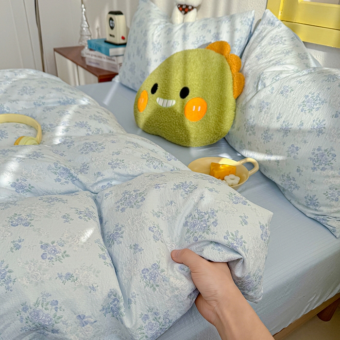 91家纺网 家纺一手货源 找家纺 云玲时尚 2026新款云感双层纱印花四件套 蓝萱