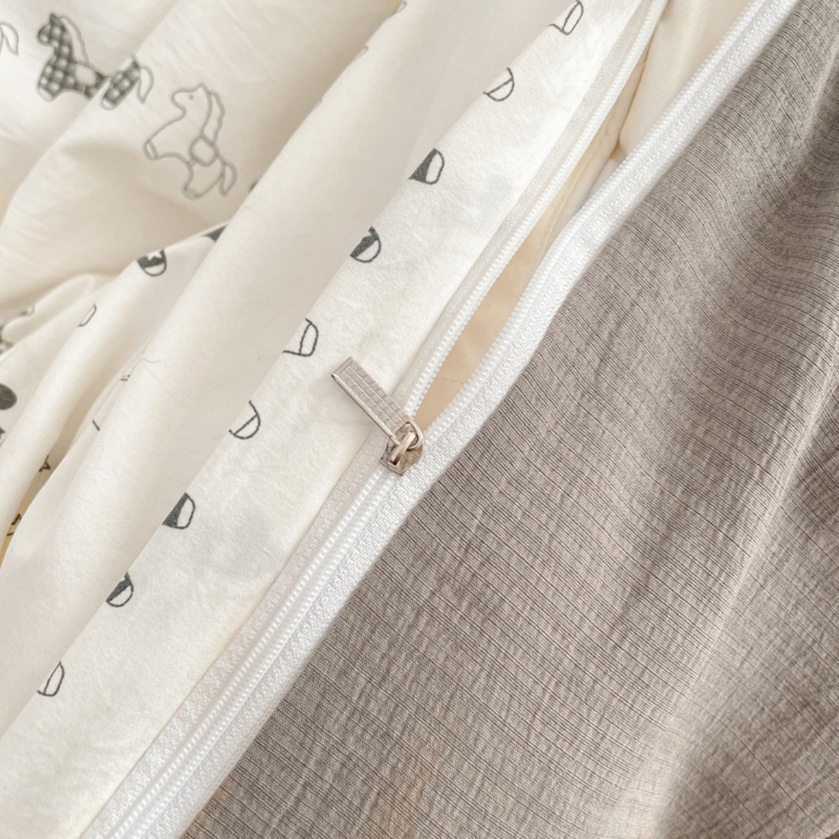 91家纺网 家纺一手货源 找家纺 云玲时尚 2026新款古法水洗仿棉云感纱四件套 旋转木马