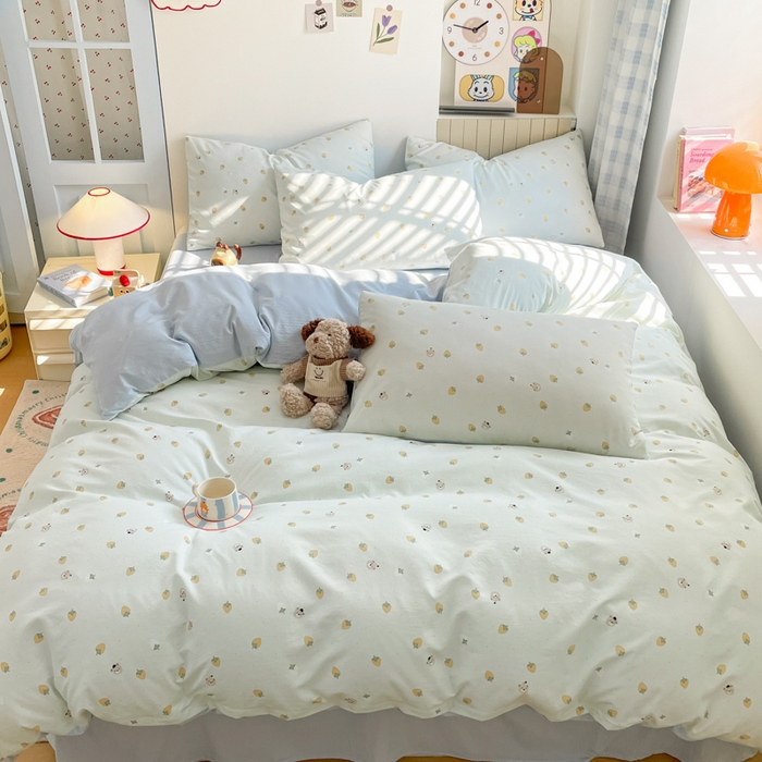 91家纺网 家纺一手货源 找家纺 云玲时尚 2026新款古法水洗仿棉云感纱四件套 芝士莓莓熊