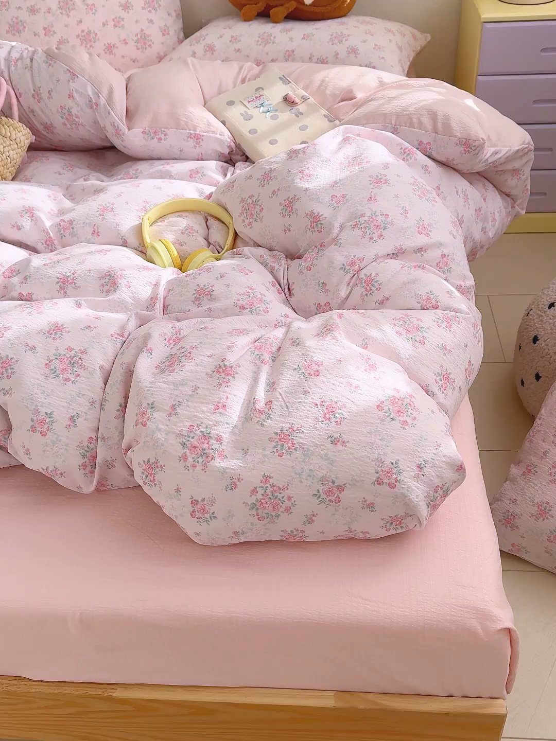 91家纺网 家纺一手货源 找家纺 云玲时尚 2026新款云感双层纱印花四件套 蔷薇絮