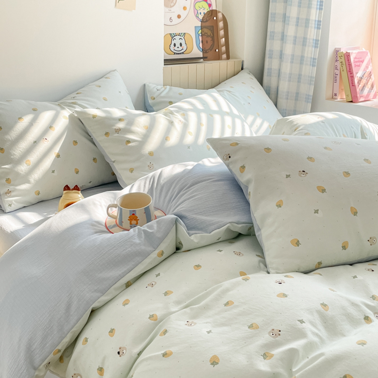 91家纺网 家纺一手货源 找家纺 云玲时尚 2026新款古法水洗仿棉云感纱四件套 芝士莓莓熊