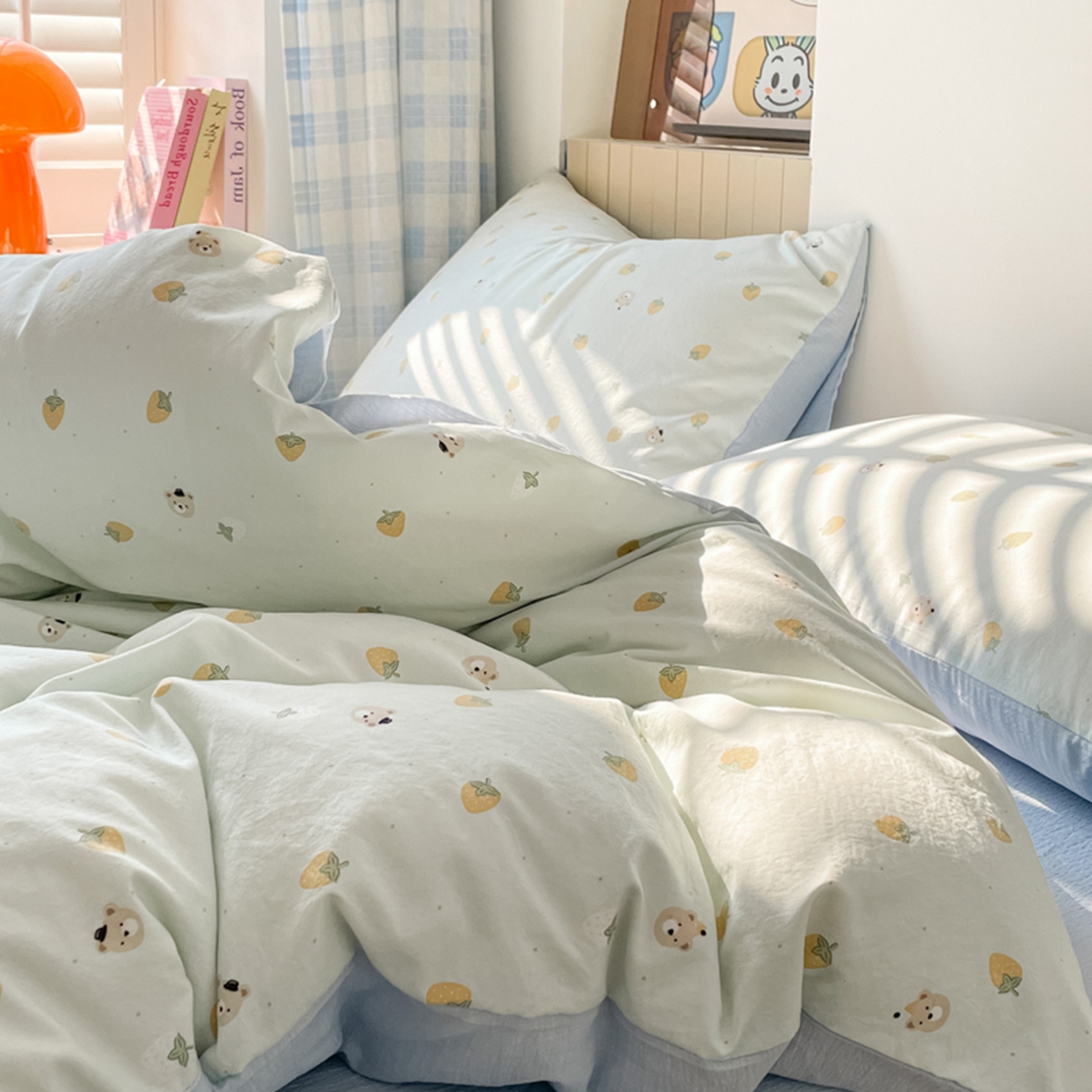 91家纺网 家纺一手货源 找家纺 云玲时尚 2026新款古法水洗仿棉云感纱四件套 芝士莓莓熊