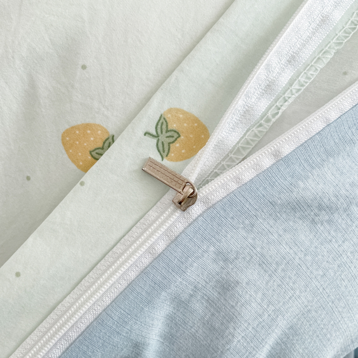 91家纺网 家纺一手货源 找家纺 云玲时尚 2026新款古法水洗仿棉云感纱四件套 芝士莓莓熊