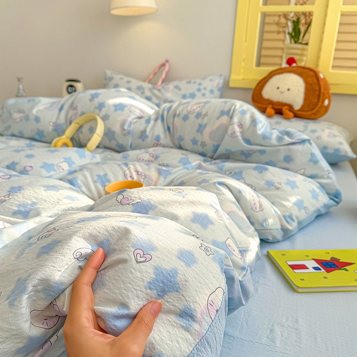 91家纺网 家纺一手货源 找家纺 云玲时尚 2026新款云感双层纱印花四件套 小猫数星星