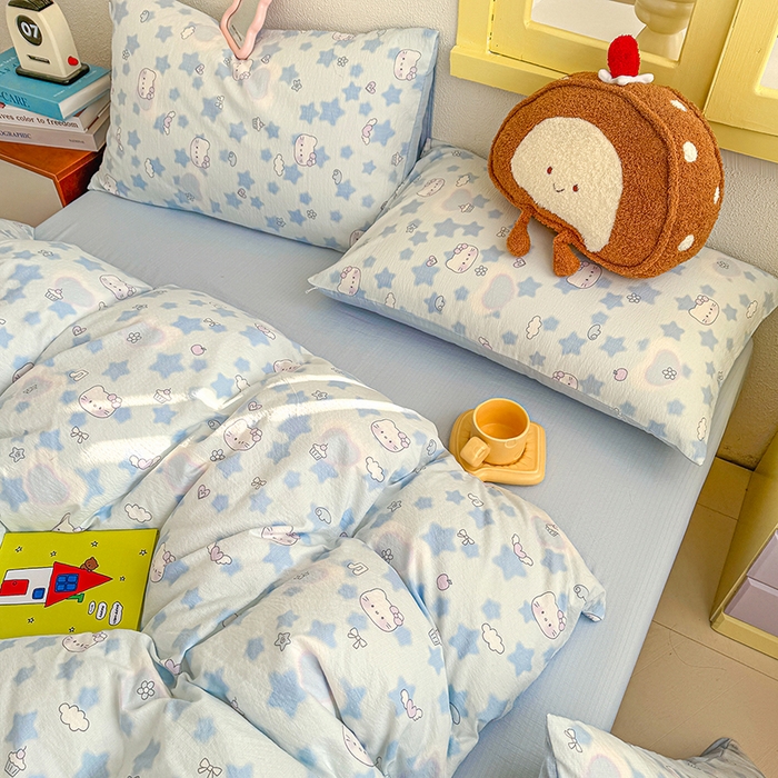 91家纺网 家纺一手货源 找家纺 云玲时尚 2026新款云感双层纱印花四件套 小猫数星星